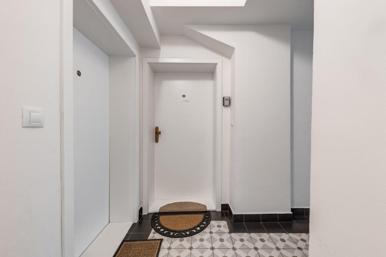 Apartments With The Lions プラハ エクステリア 写真